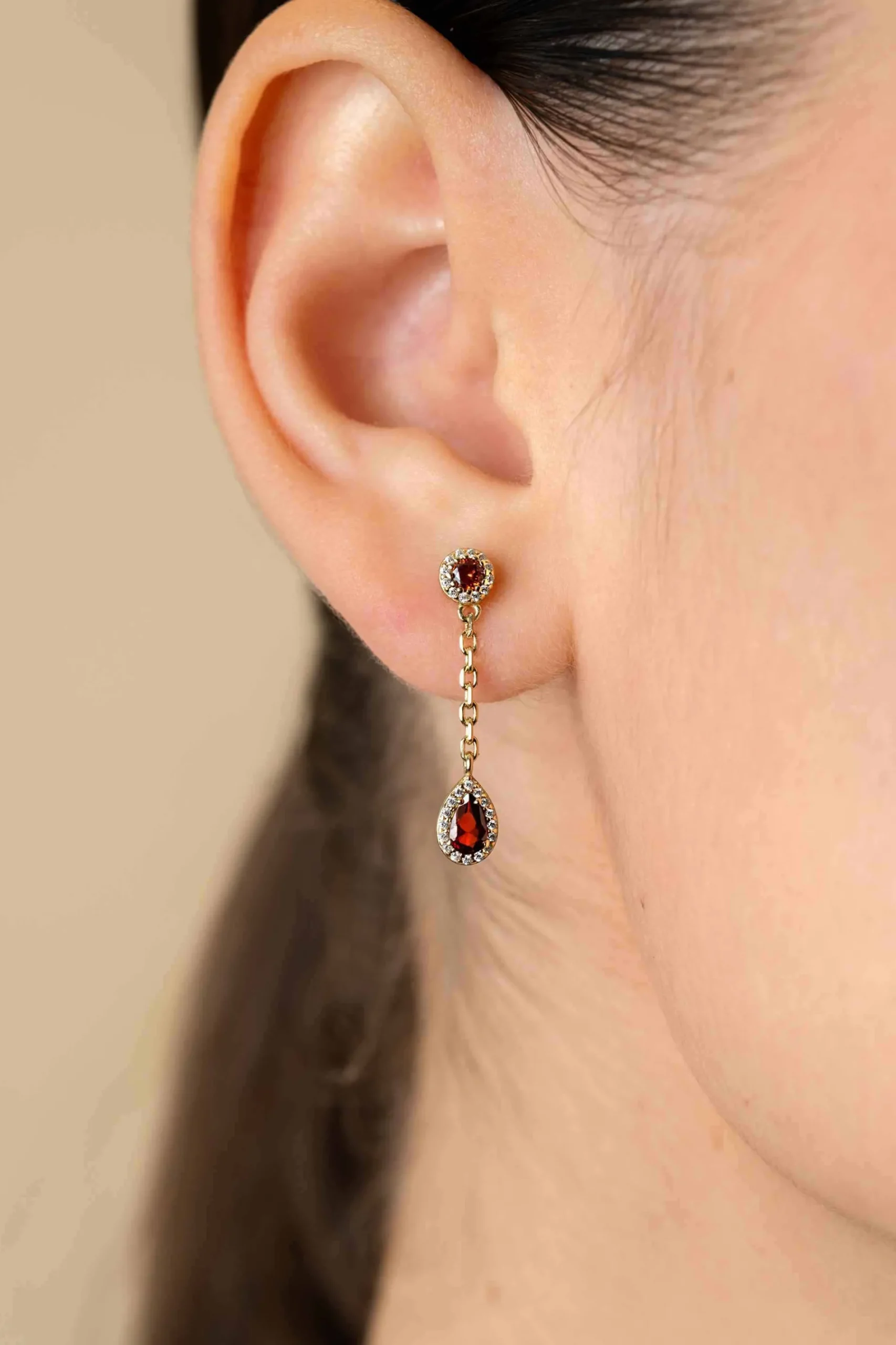25mm ZINZI gold plated zilveren oorstekers met schakelkettinkje en druppelvormige rood granaat kleursteen en witte zirconia's ZIO2560