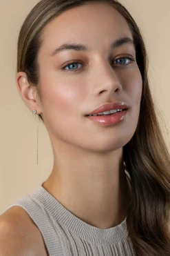 80mm ZINZI gold plated zilveren doortrek oorbellen met chatonzetting 5mm witte zirconia en sierlijk kettinkje ZIO2576Y