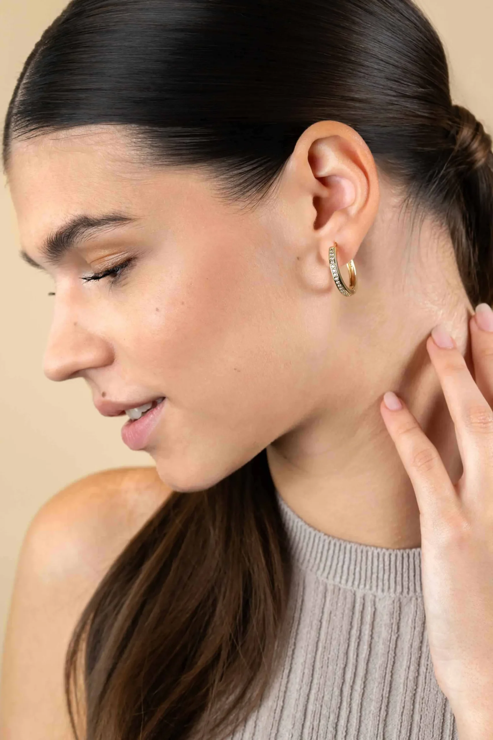 24mm ZINZI gold plated zilveren oorringen met witte zirconia's en luxe klapsluiting, buisdikte 3mm ZIO192Y