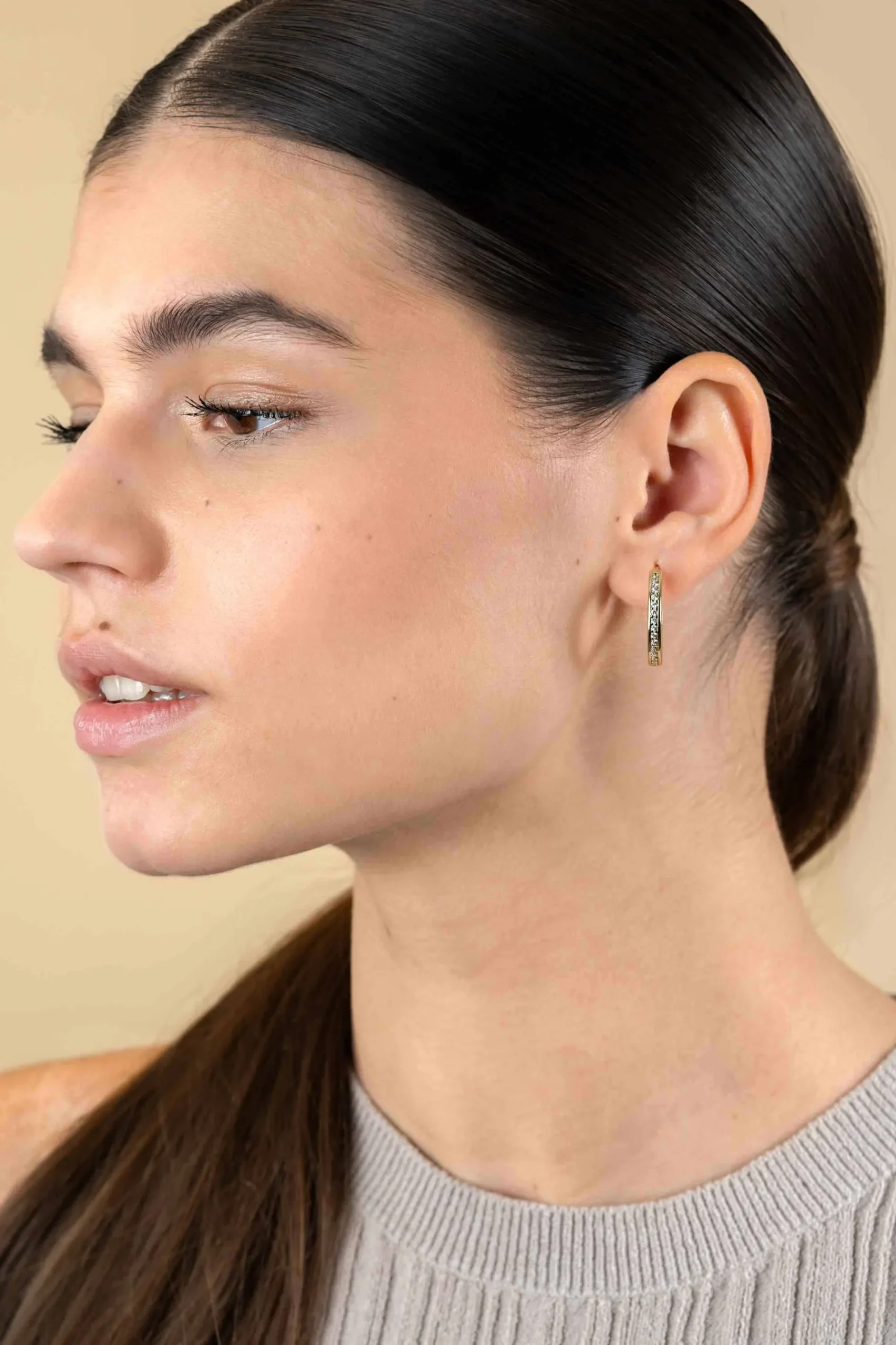 24mm ZINZI gold plated zilveren oorringen met witte zirconia's en luxe klapsluiting, buisdikte 3mm ZIO192Y
