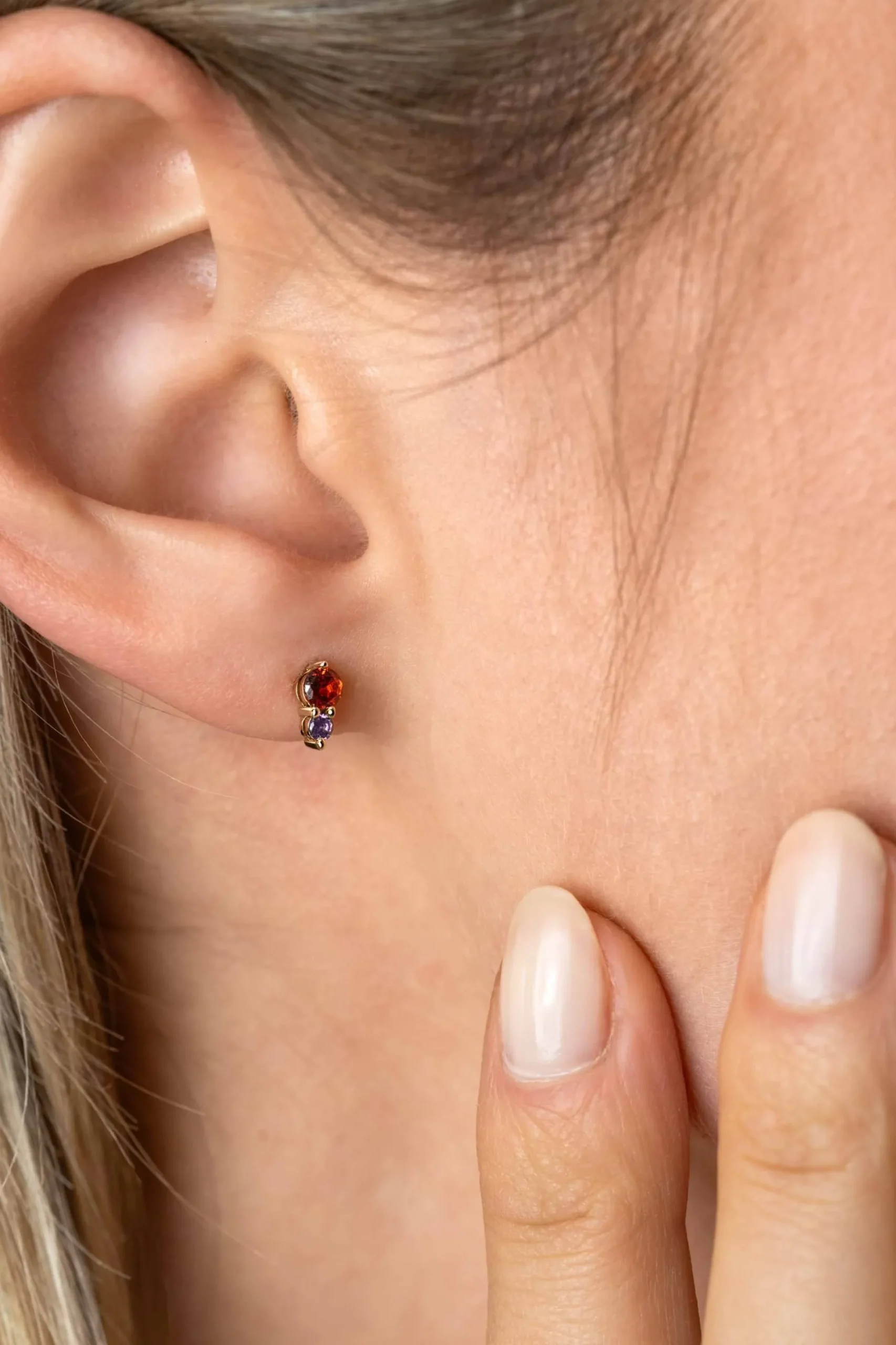 6,5mm ZINZI gold plated zilveren oorknoppen ronde chatonzettingen rood granaat en paarse kleurstenen ZIO2563
