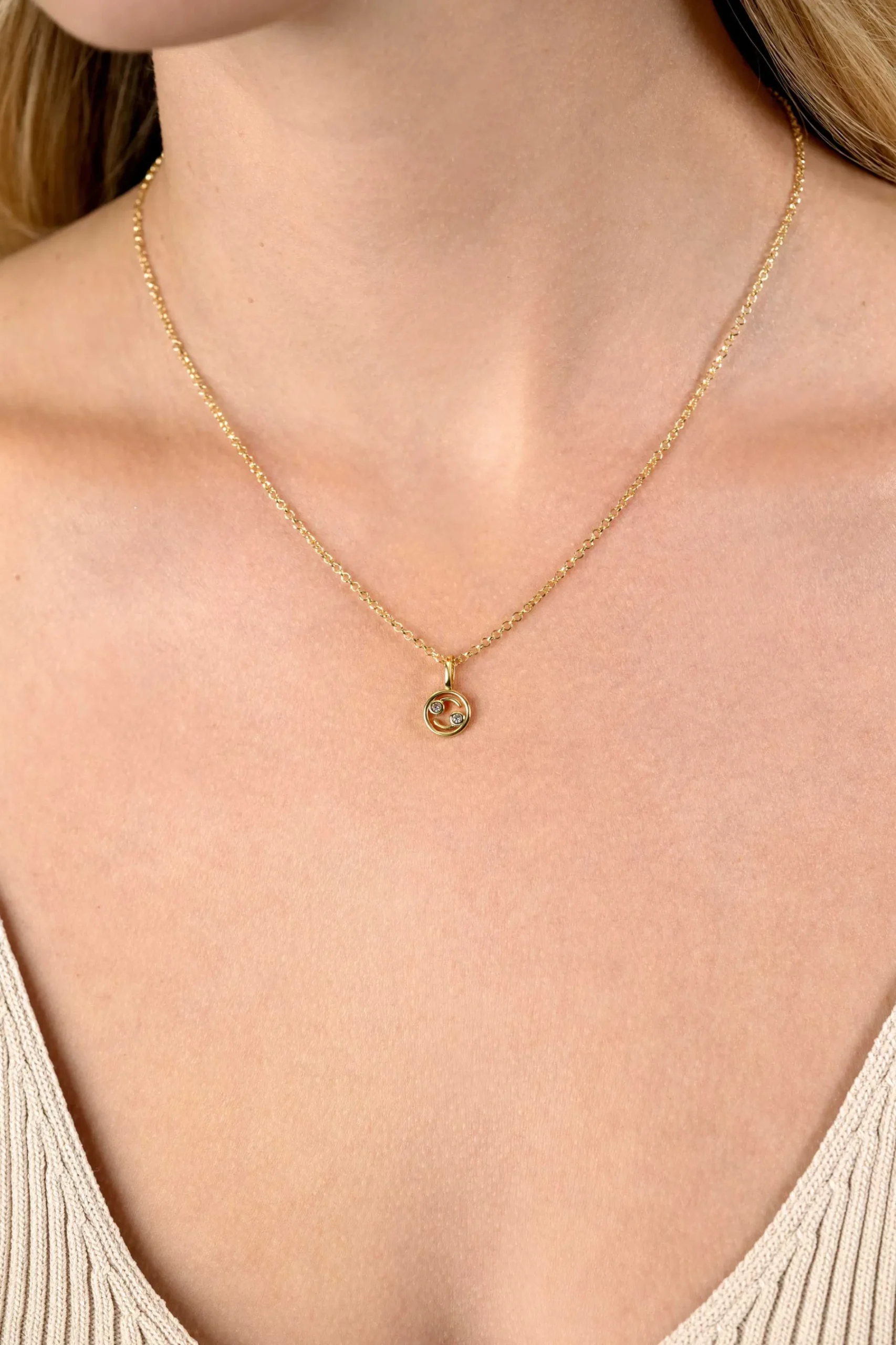 9mm ZINZI gold plated zilveren Kreeft sterrenbeeldhanger bezet met witte zirconia ZIHY-KRE (zonder collier)