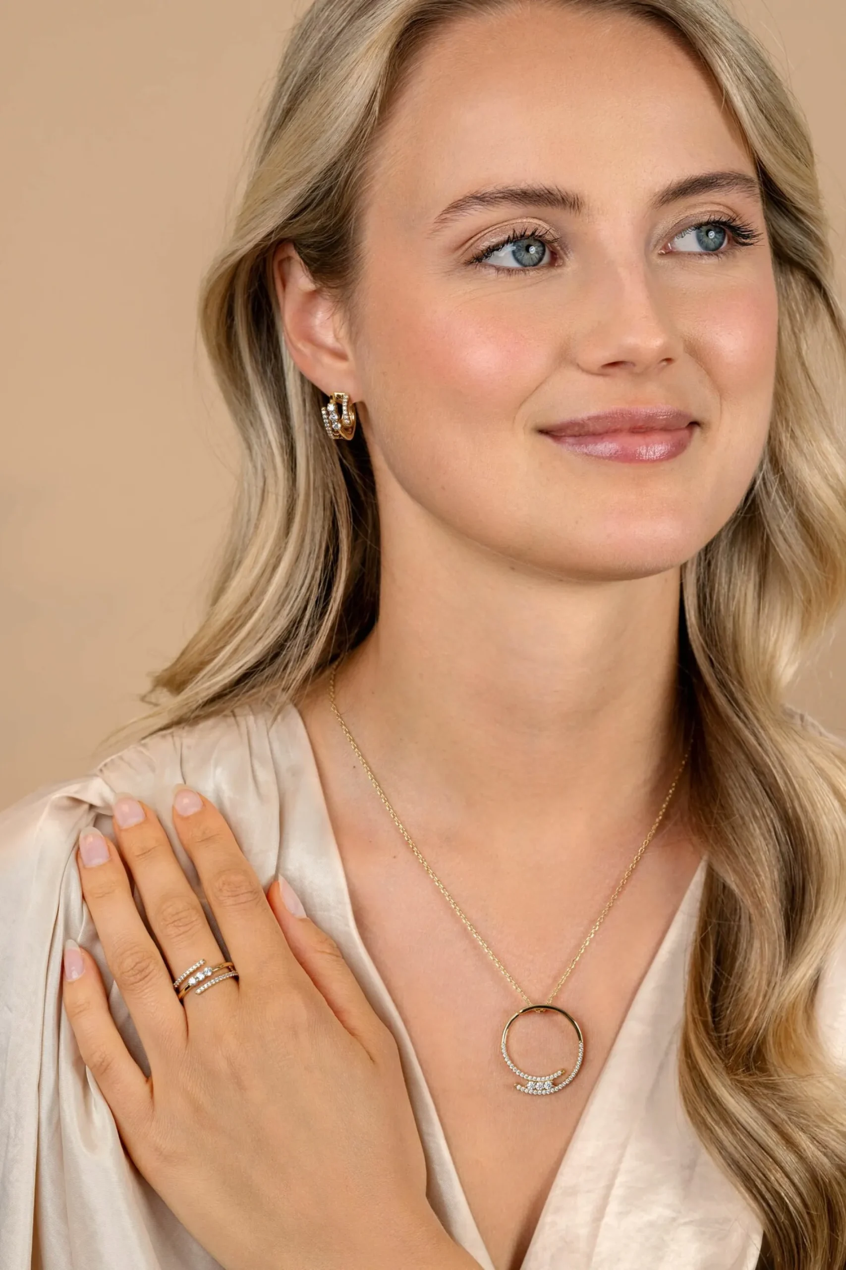 16mm ZINZI gold plated zilveren multi-look oorringen met 3 rijen, bezet met witte zirconia's 9mm breed met luxe klapsluiting ZIO2645Y
