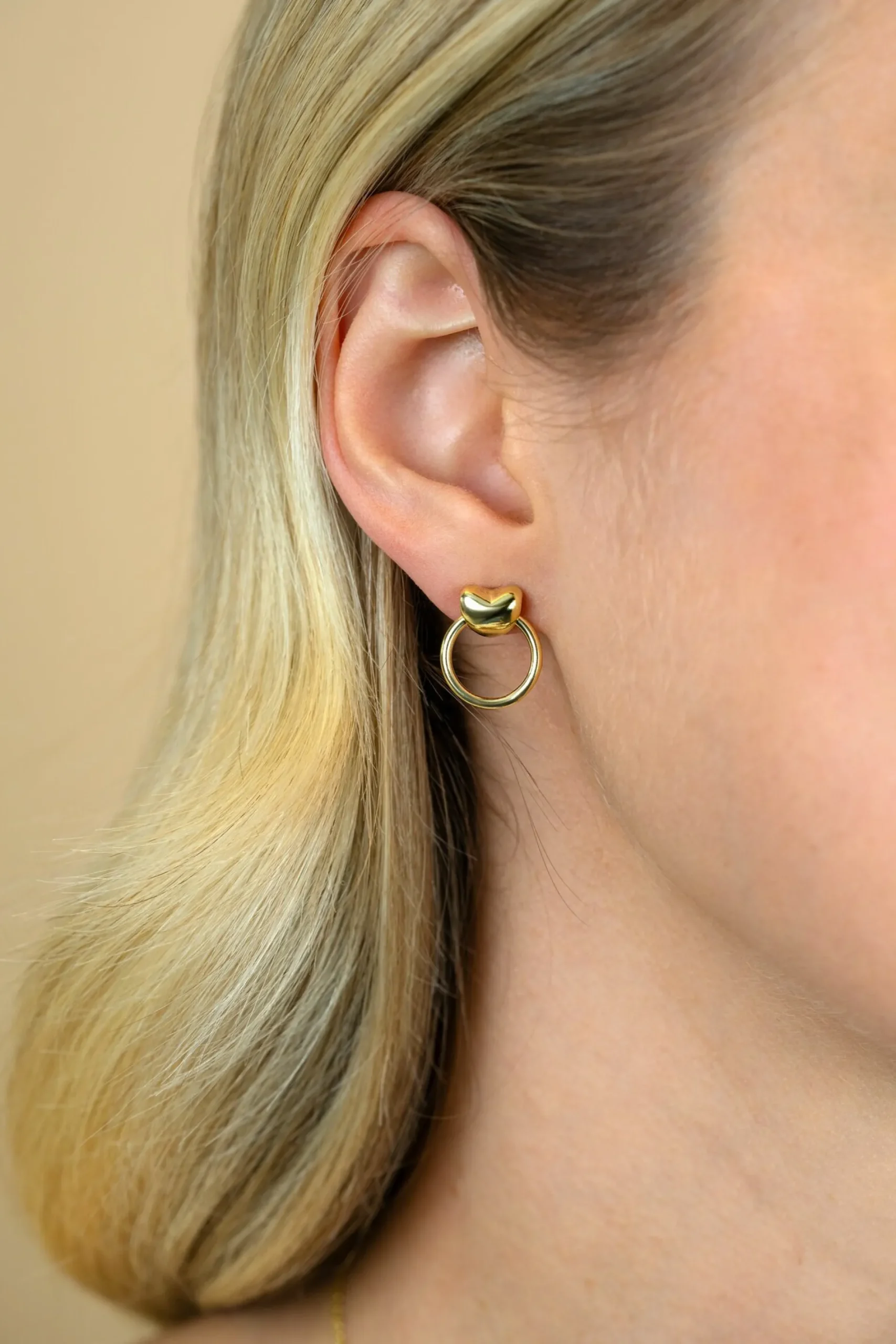 16mm ZINZI gold plated zilveren oorstekers met hart en open ring ZIO2759