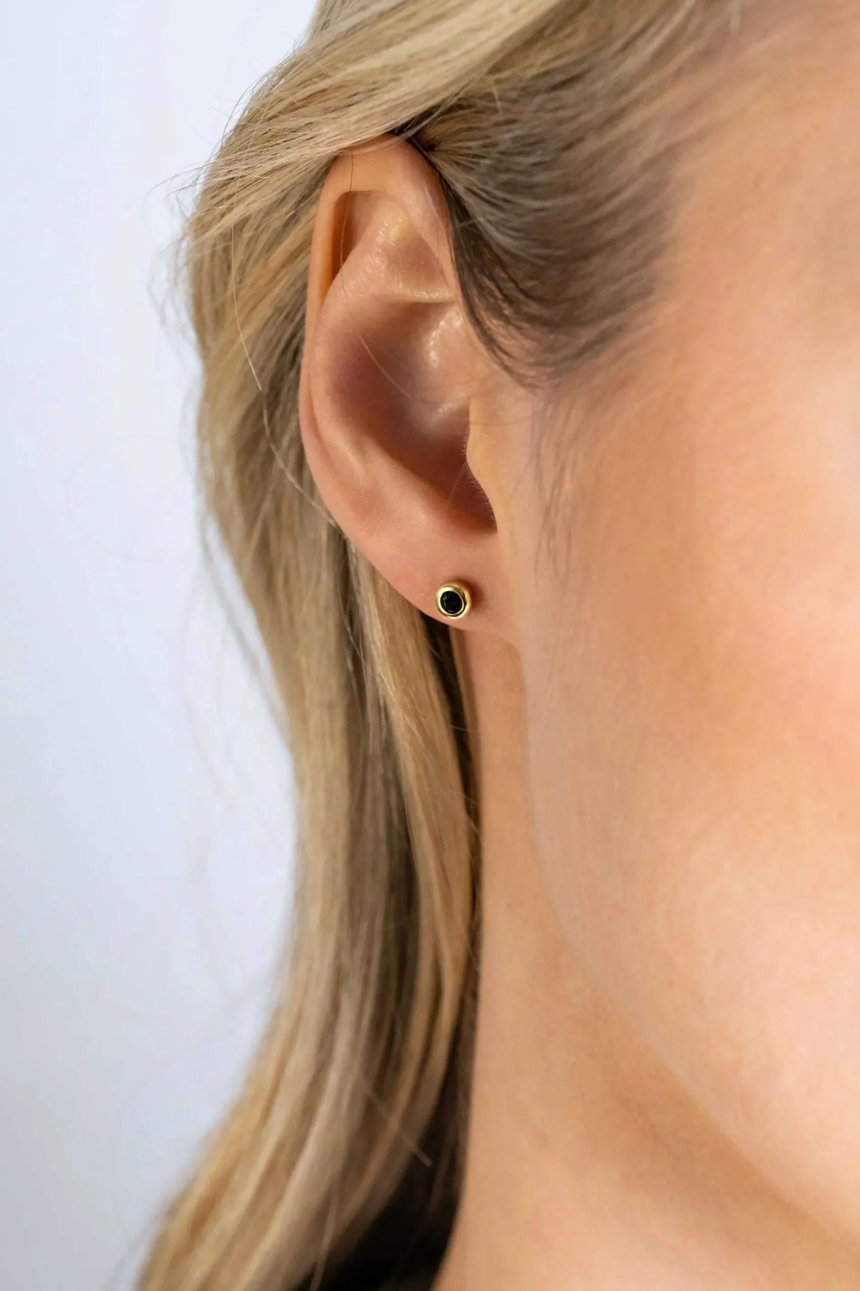 4mm ZINZI gold plated zilveren oorknoppen rond zwart ZIO1177ZG
