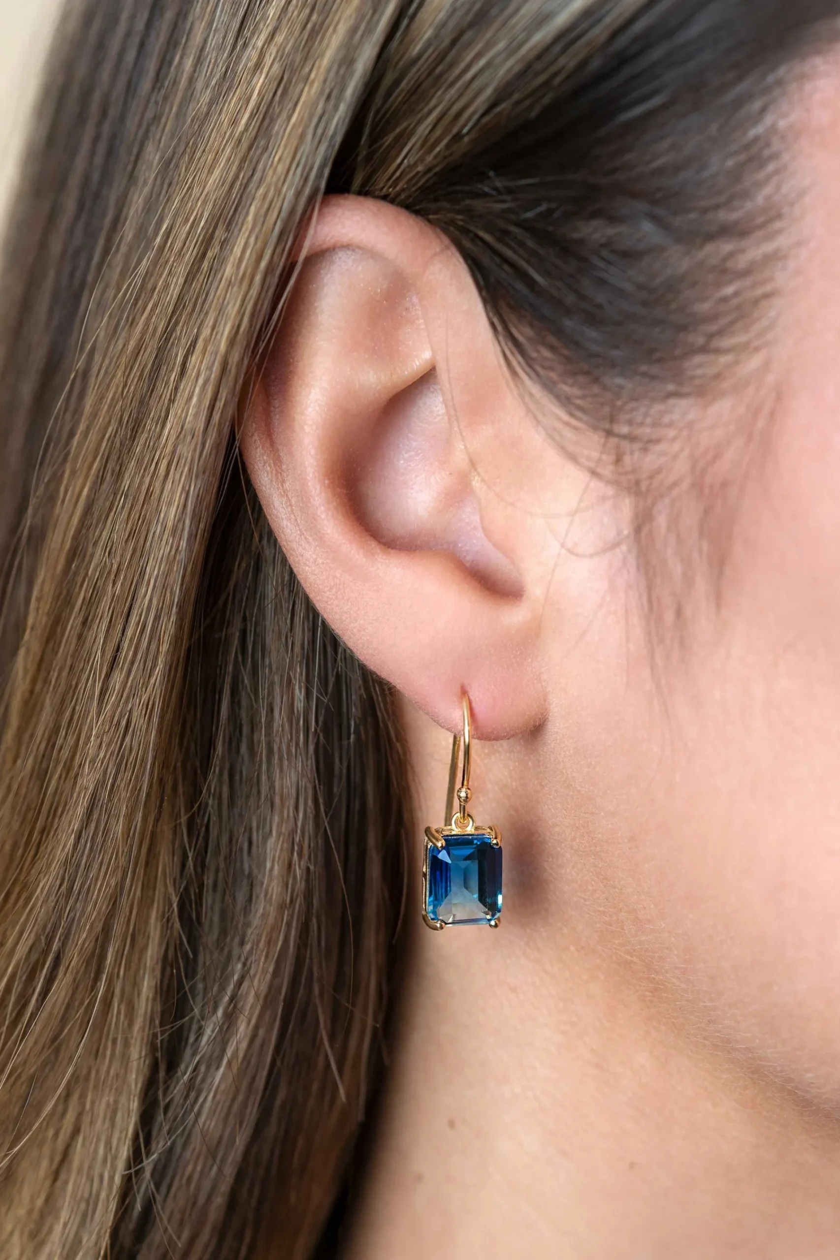 25mm ZINZI gold plated zilveren oorhangers met indigo blauwe kleursteen in vierpootszetting ZIO2578