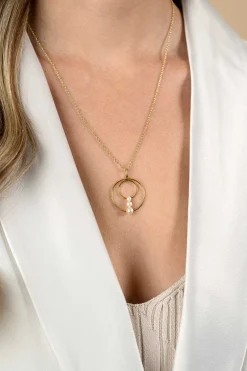 34mm ZINZI gold plated zilveren ronde fantasie hanger bezet met drie ronde witte zoetwaterparels ZIH2616 (zonder collier)