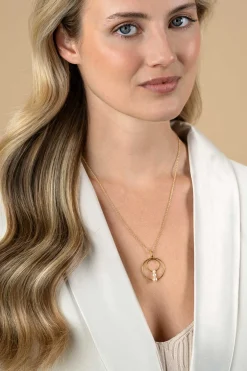 34mm ZINZI gold plated zilveren ronde fantasie hanger bezet met drie ronde witte zoetwaterparels ZIH2616 (zonder collier)