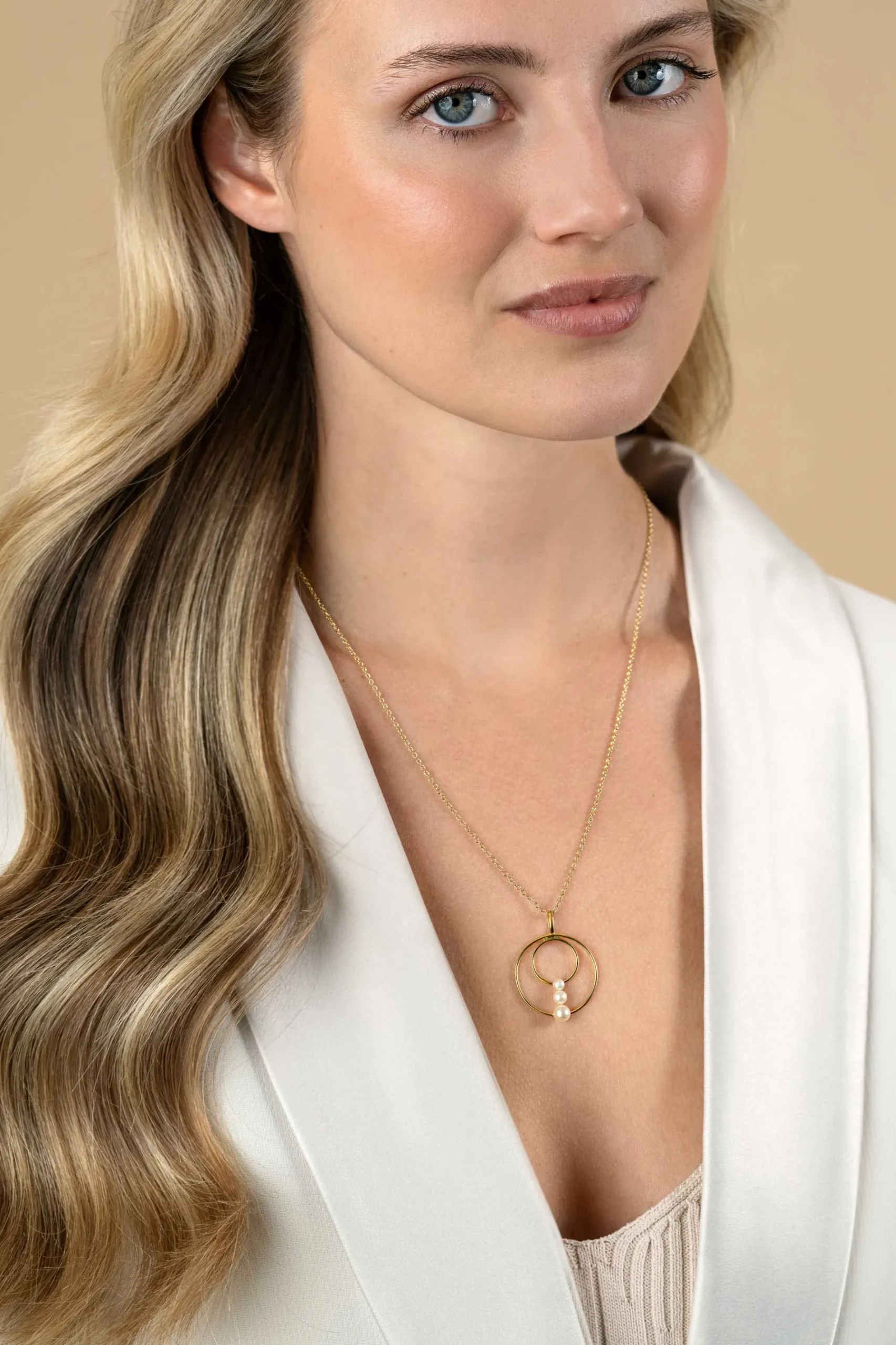34mm ZINZI gold plated zilveren ronde fantasie hanger bezet met drie ronde witte zoetwaterparels ZIH2616 (zonder collier)