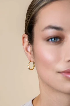 21mm ZINZI gold plated zilveren halve oorringen 4mm buisdikte, bezet met 12 witte zirconia's en met vlindersluiting ZIO2573Y