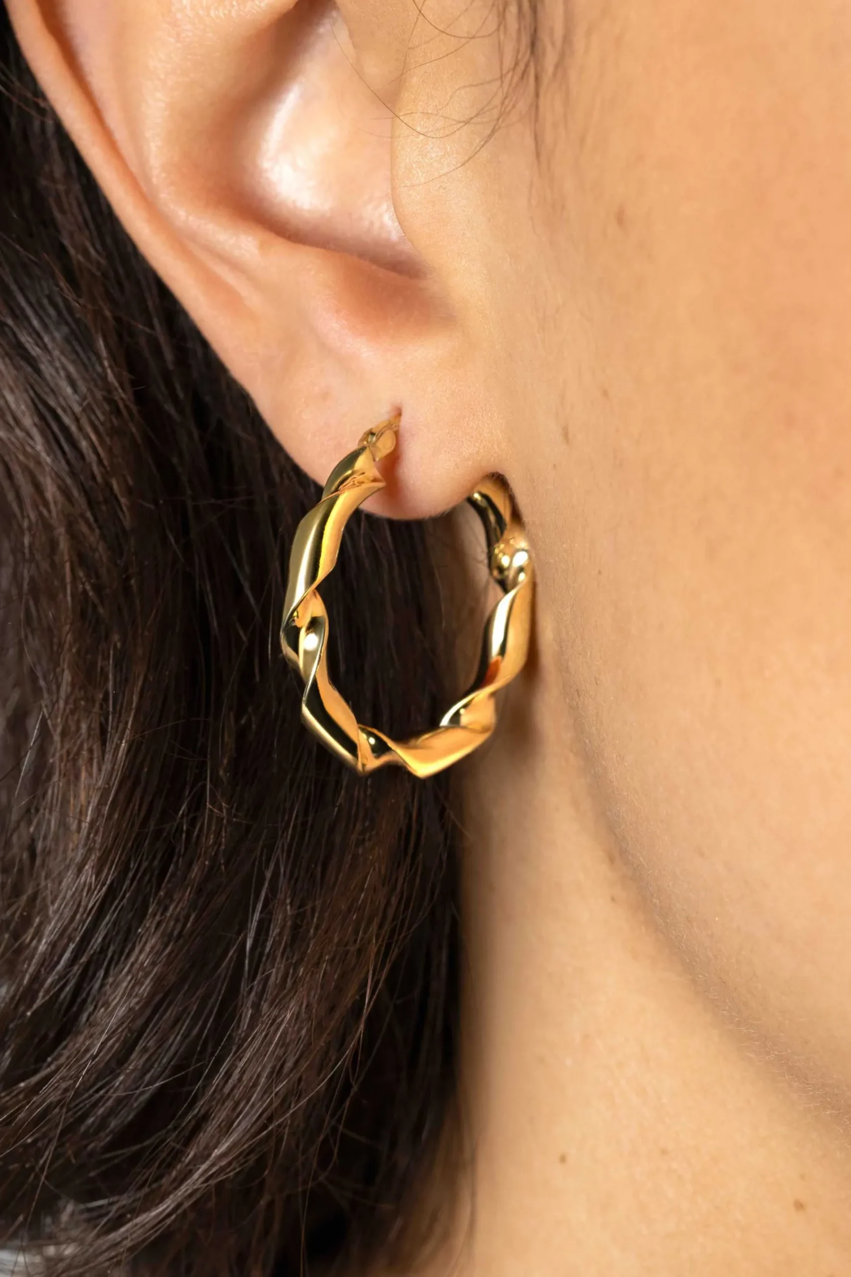 28mm ZINZI gold plated zilveren oorringen met trendy gedraaide buis 28x3mm ZIO2406G