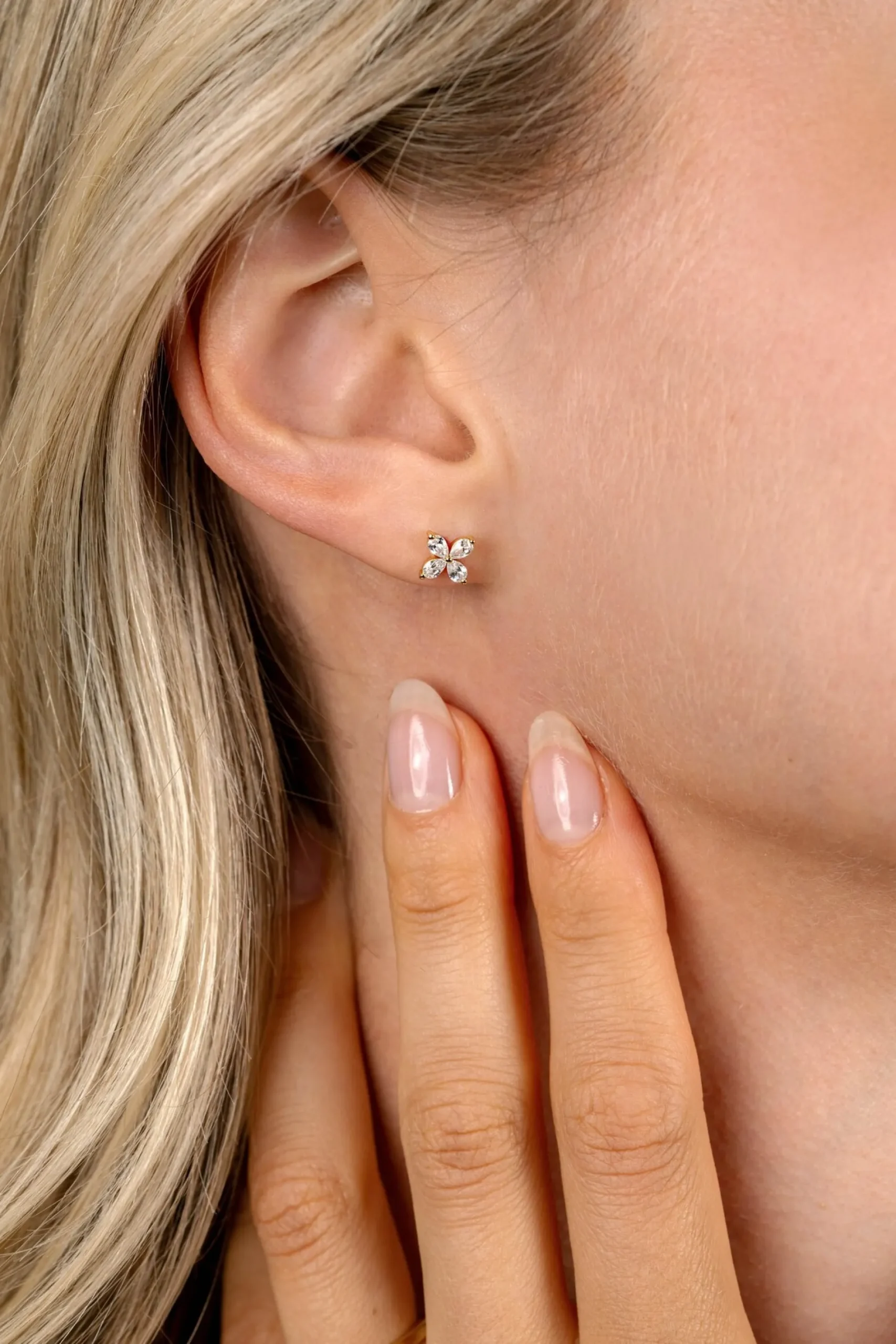 7,5mm ZINZI gold plated zilveren oorknoppen met bloem bezet met vier druppelvormige witte zirconia's ZIO2624