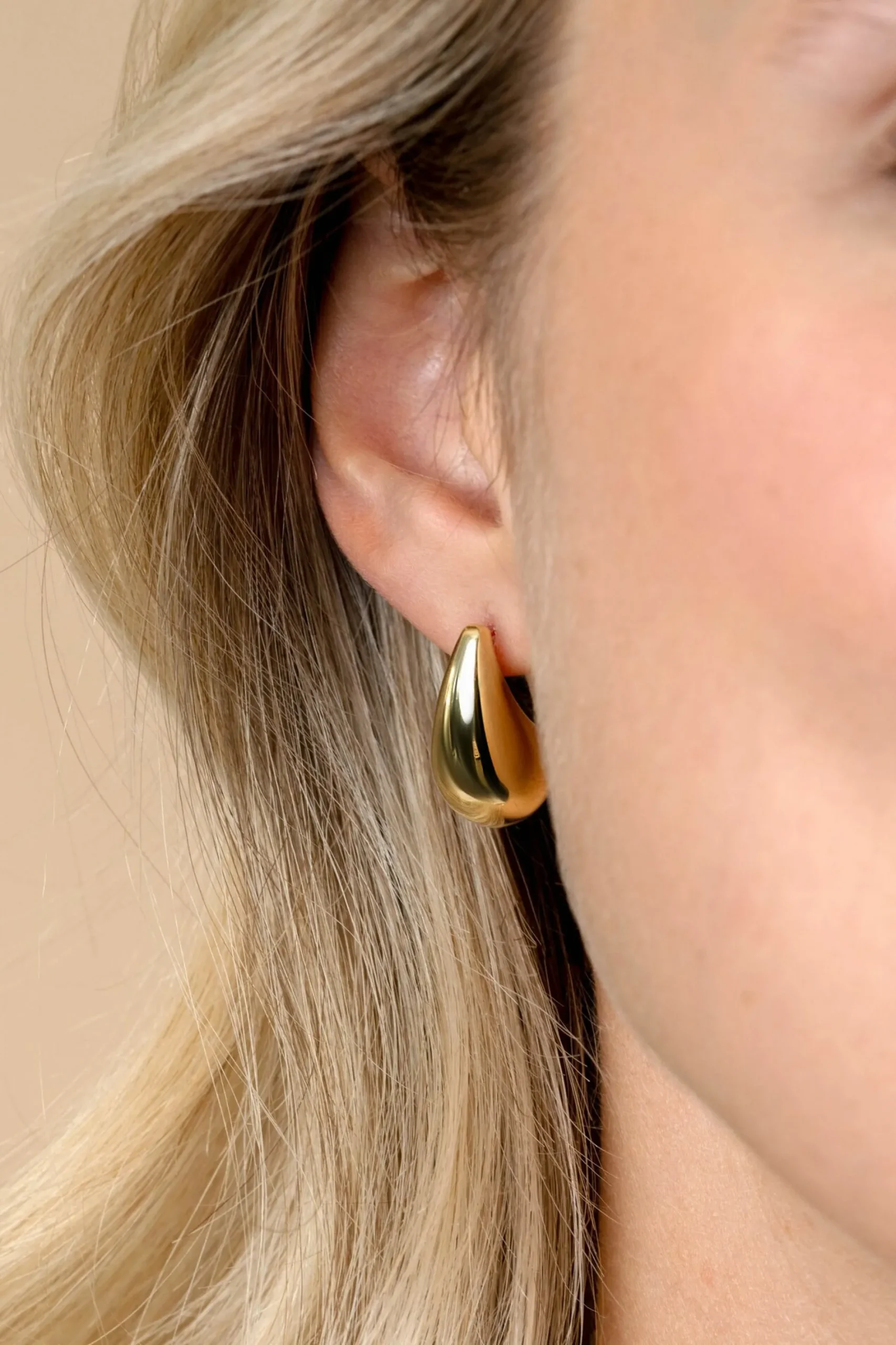 20mm ZINZI gold plated zilveren oorstekers in organische druppelvorm ZIO2589G