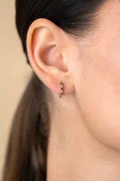 12mm ZINZI gold plated zilveren oorringen bezet met ronde witte zirconia's en rood granaat kleurstenen 2mm buisdikte met luxe klapsluiting ZIO2558
