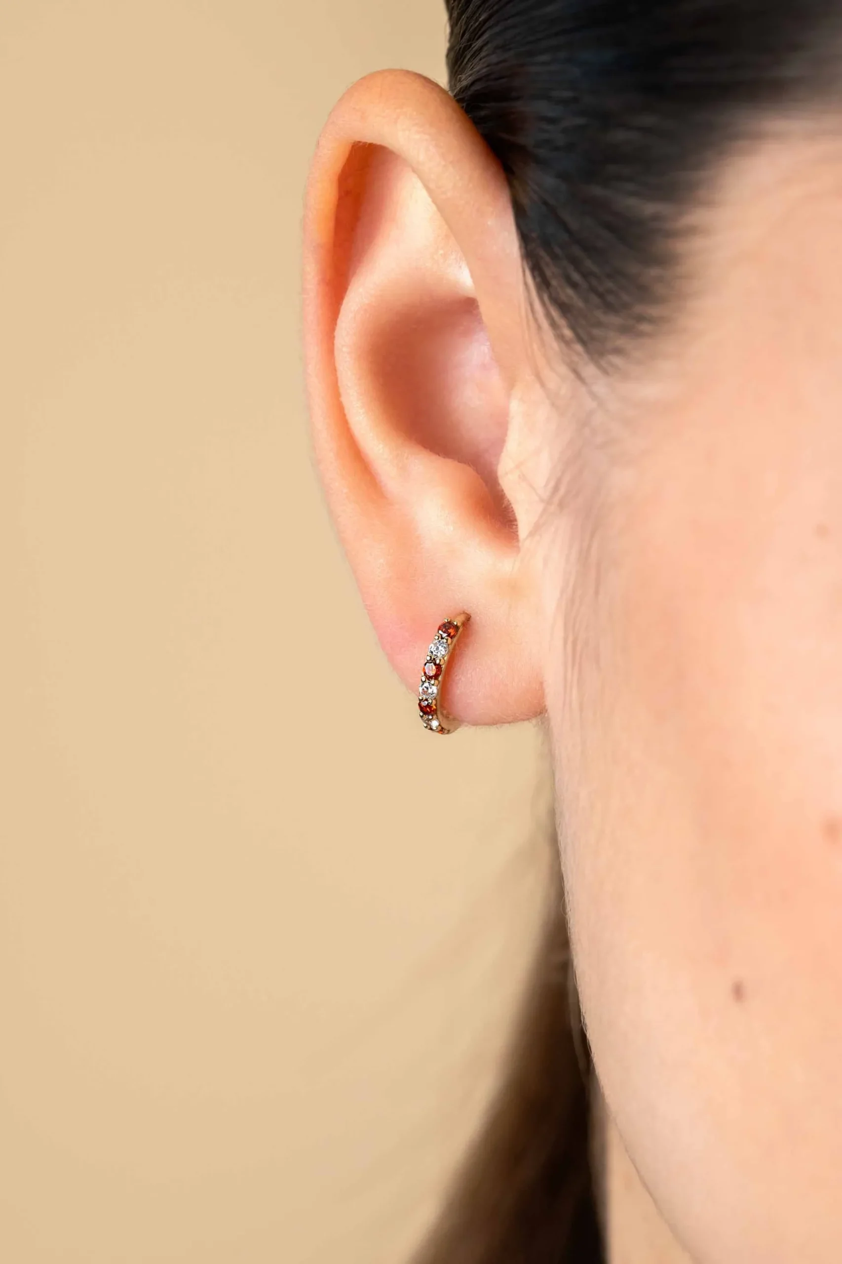 12mm ZINZI gold plated zilveren oorringen bezet met ronde witte zirconia's en rood granaat kleurstenen 2mm buisdikte met luxe klapsluiting ZIO2558