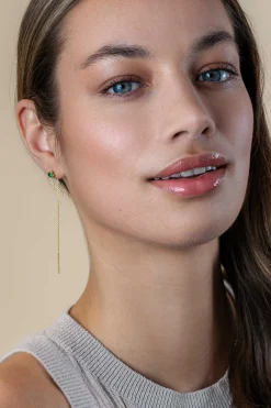 80mm ZINZI gold plated zilveren doortrek oorbellen met chatonzetting 5mm groene kleursteen en sierlijk kettinkje ZIO2576GG
