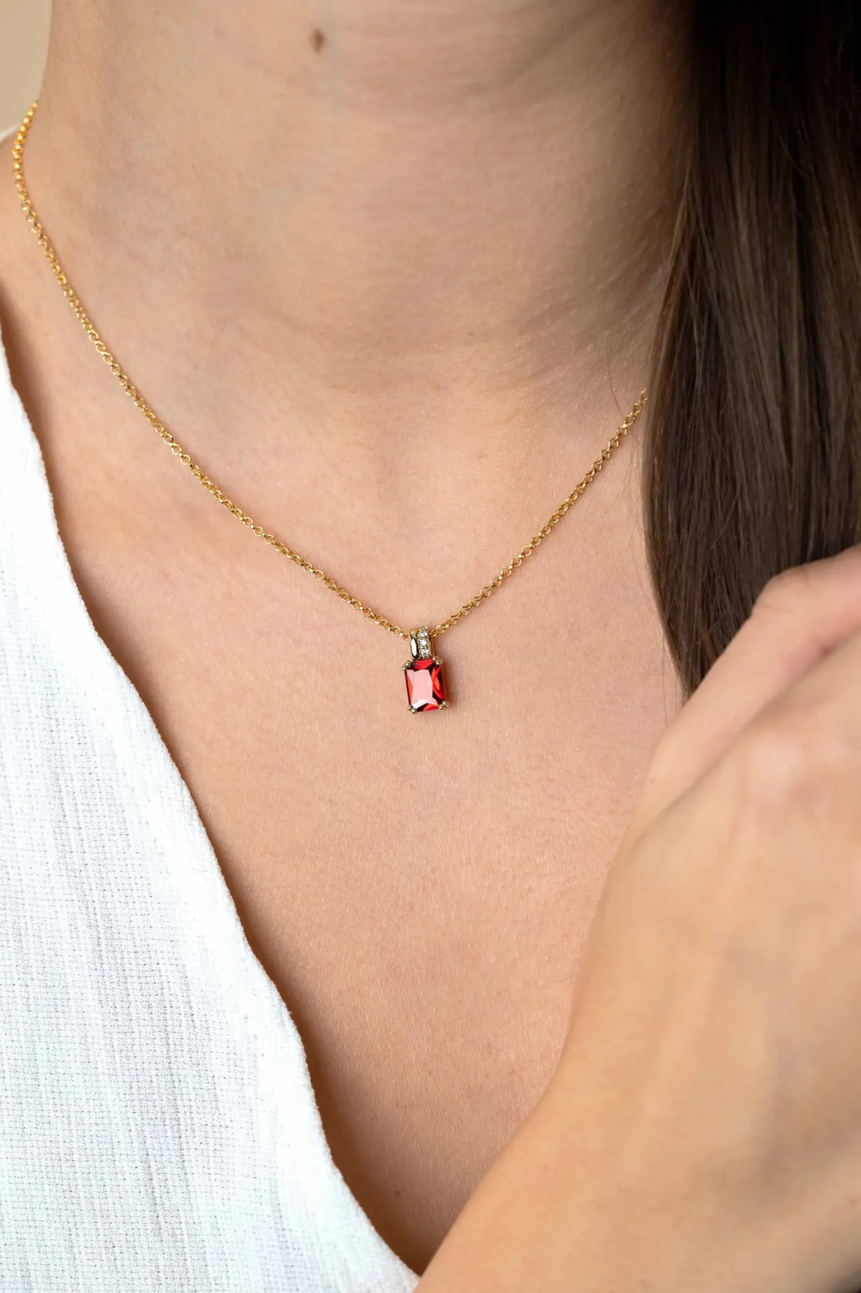 14mm ZINZI gold plated zilveren hanger met rechthoekige rood granaat kleursteen en luxe hangoog ZIH2392R (zonder collier)