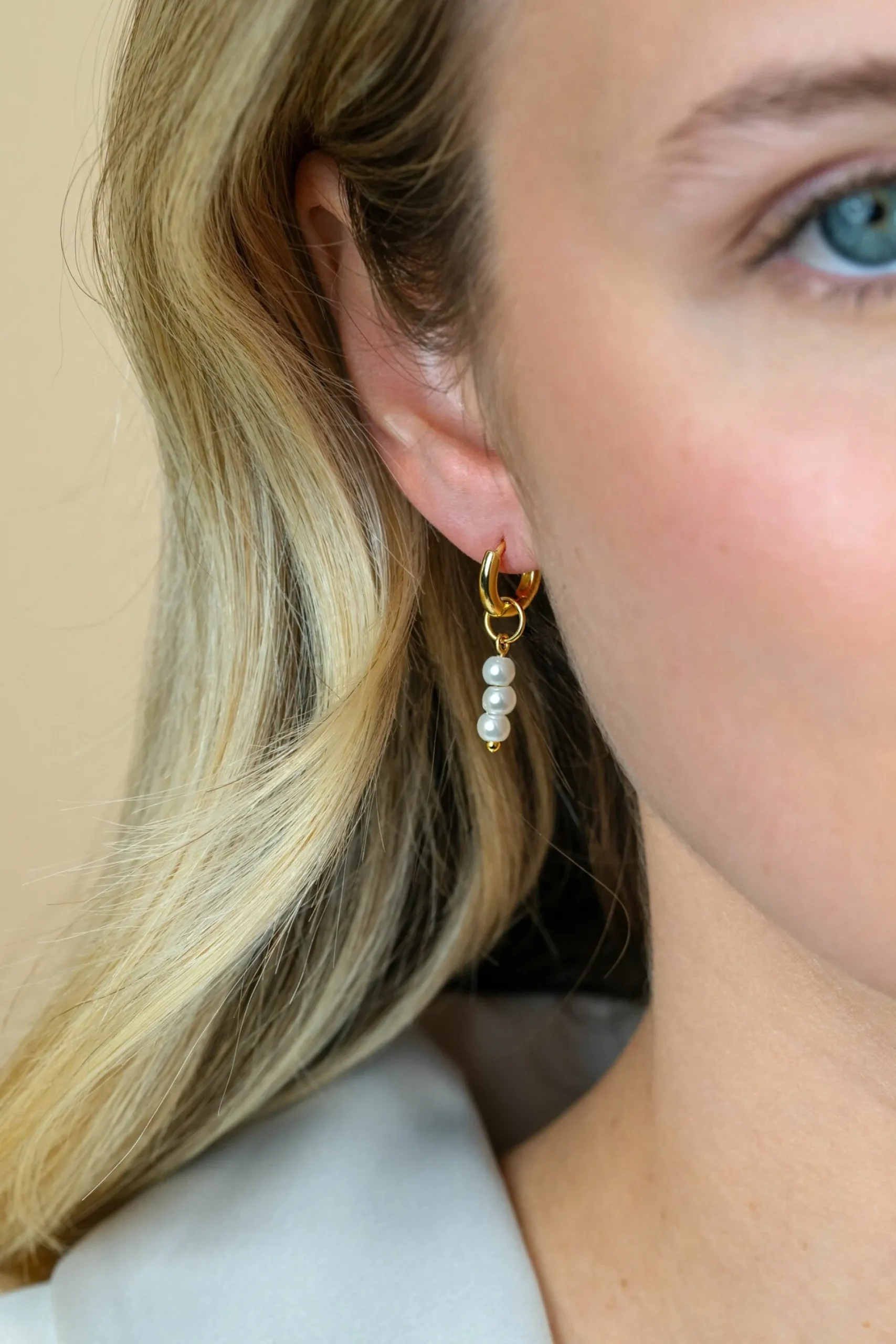 12mm ZINZI gold plated zilveren oorbedels met 3 witte pareltjes ZICH2734Y (zonder oorringen)