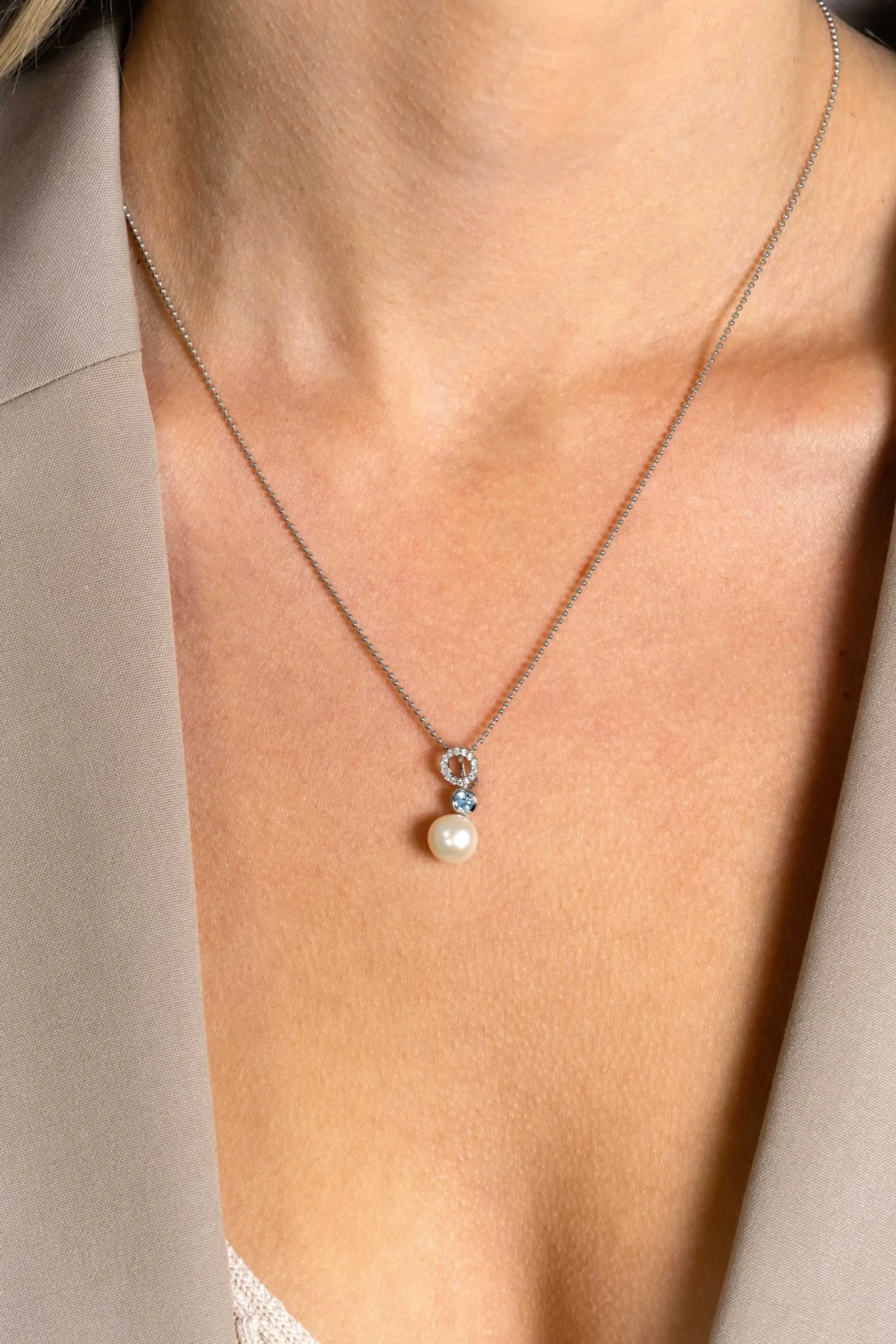 20mm ZINZI zilveren hanger met witte parel, ronde lichtblauwe kleursteen en open rondje bezet met witte zirconia's ZIH2442 (zonder collier)