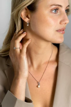 20mm ZINZI zilveren hanger met witte parel, ronde lichtblauwe kleursteen en open rondje bezet met witte zirconia's ZIH2442 (zonder collier)