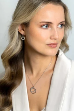 26mm ZINZI zilveren hanger, waarbij twee grote ronde ringen met elkaar verweven zijn. Bezet met witte zirconia's ZIH2431 (zonder collier)
