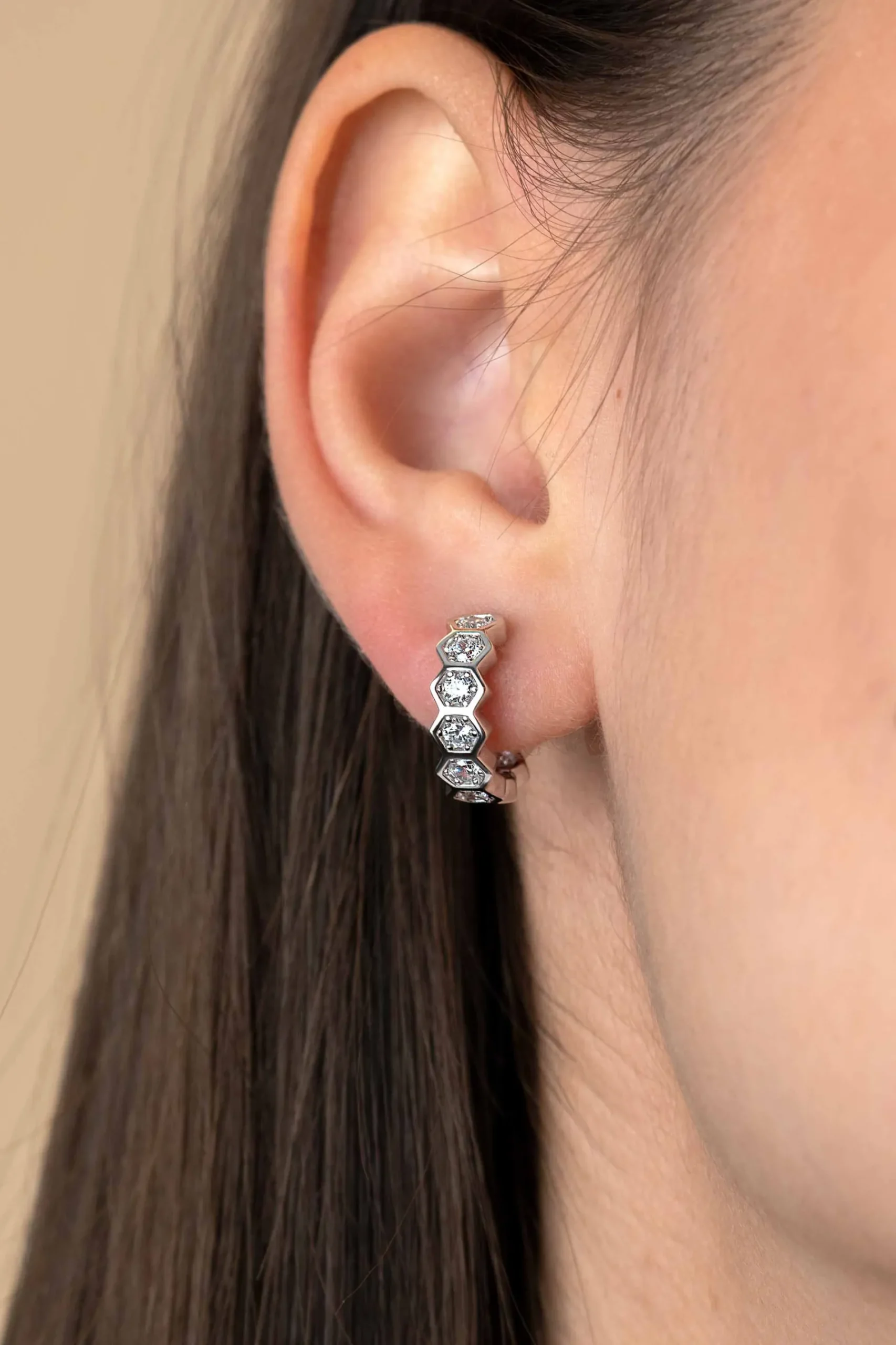 15mm ZINZI zilveren luxe oorringen met zeshoeksvormen bezet met witte zirconia's en klapsluiting ZIO2543