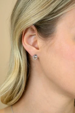10mm ZINZI zilveren oorknoppen 2 open hartjes met elkaar verbonden, waarvan 1 hartje bezet met witte zirconia's ZIO2493