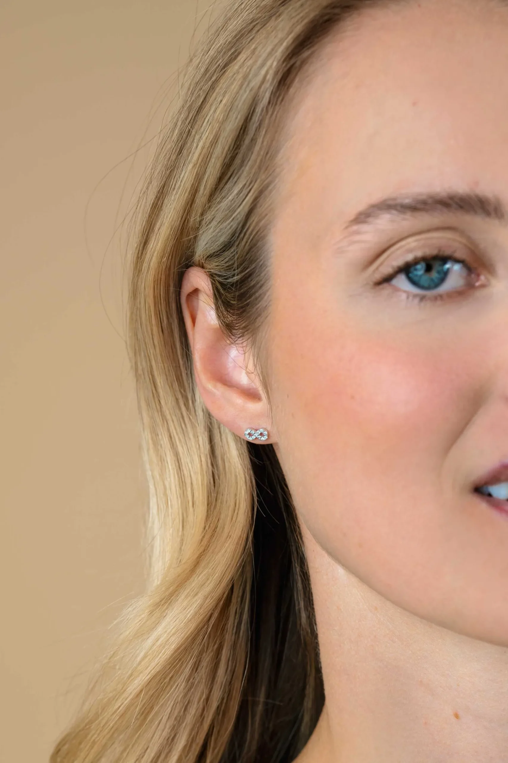 8mm ZINZI zilveren oorknoppen Infinity bezet met witte zirconia's ZIO2597