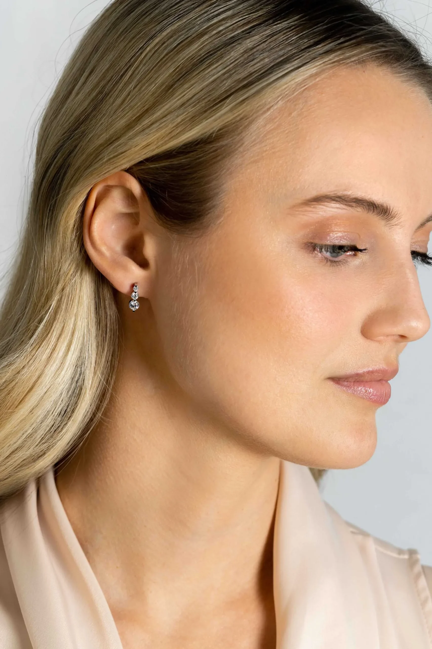 11mm ZINZI zilveren oorknopjes, bezet met drie ronde witte zirconia's in oplopend formaat ZIO2439