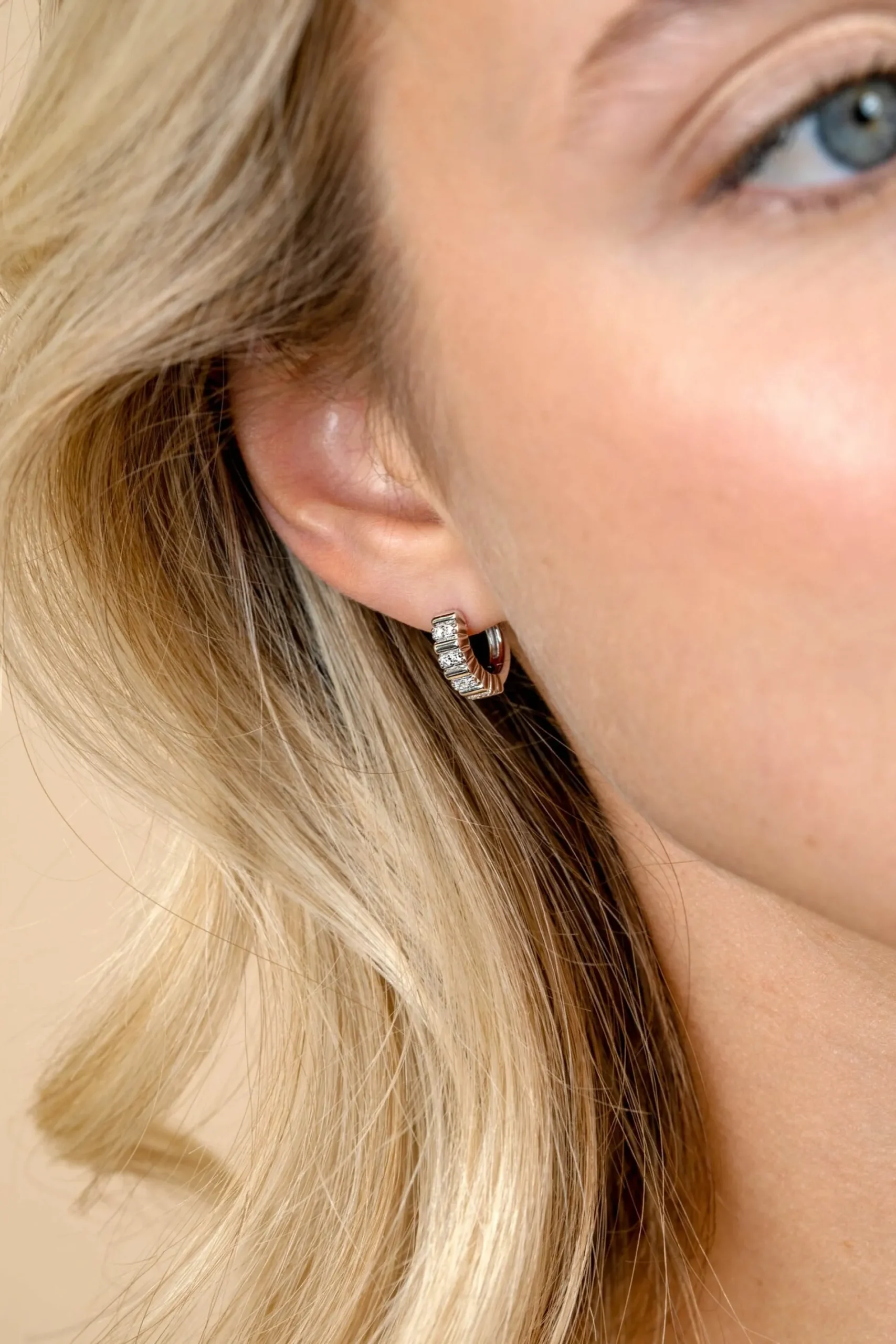 13mm ZINZI zilveren oorringen bezet met witte zirkonia's en luxe klapsluiting ZIO2686