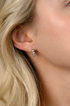 13mm ZINZI zilveren oorringen bezet met witte zirkonia's en luxe klapsluiting ZIO2686
