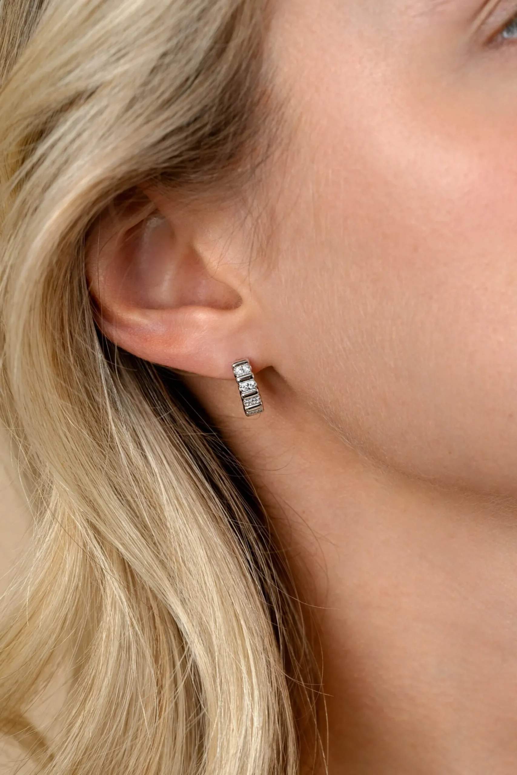 13mm ZINZI zilveren oorringen bezet met witte zirkonia's en luxe klapsluiting ZIO2686