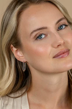 28mm ZINZI zilveren oorringen in ovale vorm met gedraaide buis en luxe klapsluiting ZIO2693