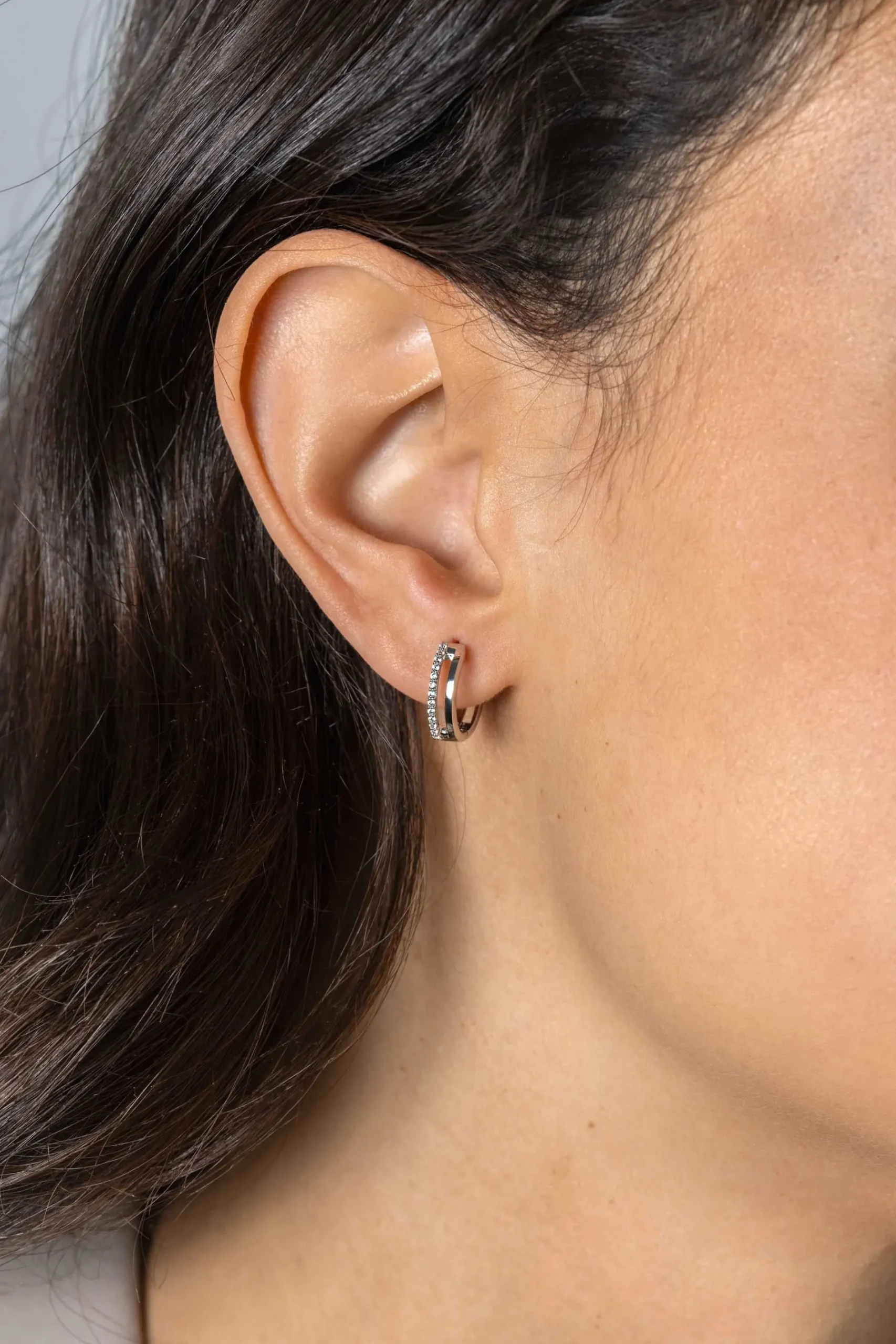 14mm ZINZI zilveren oorringen met een multi-look uitstraling, bezet met witte zirconia's, met luxe klapsluiting 14x3mm ZIO2452