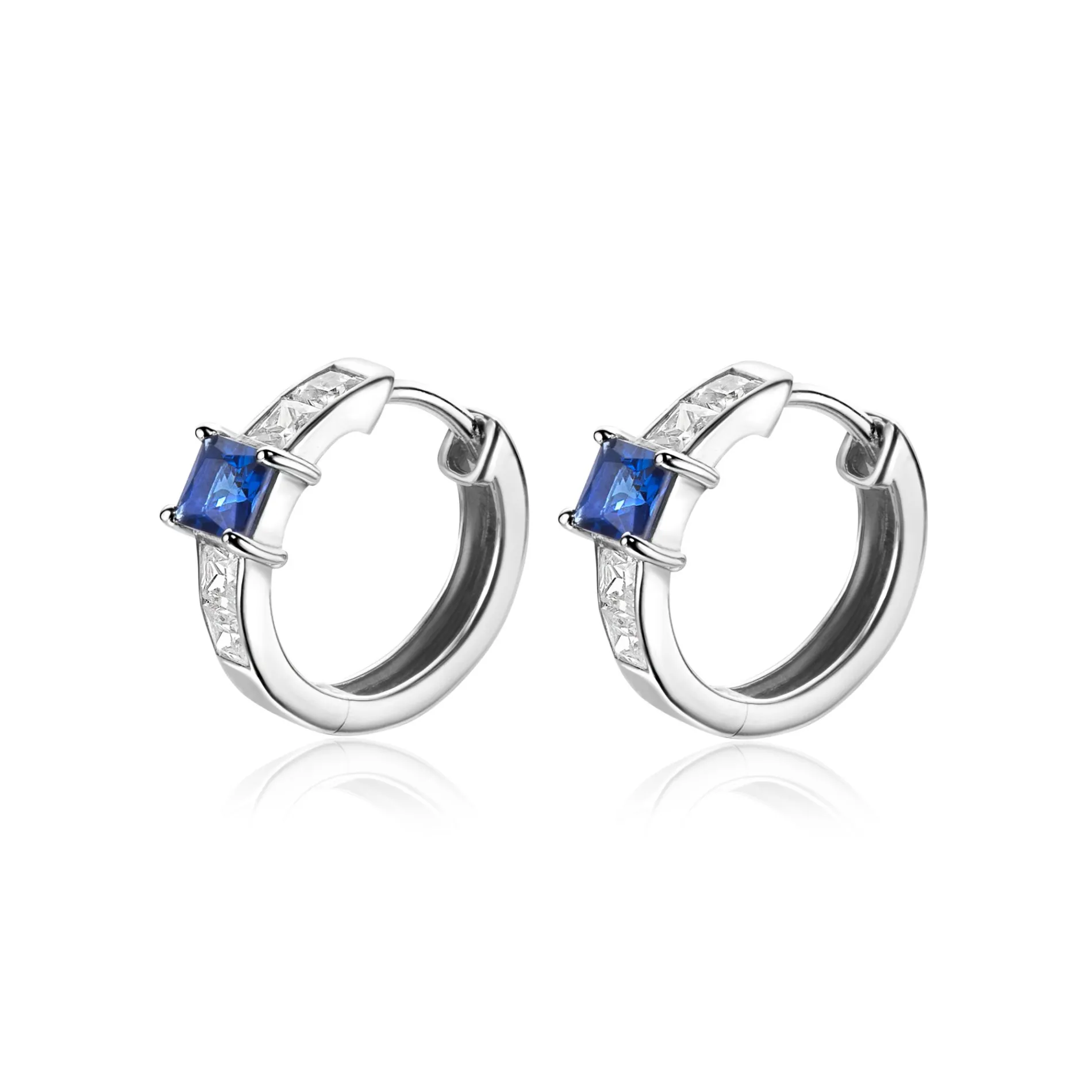 16mm ZINZI zilveren oorringen, bezet met vierkant geslepen saffierblauwe kleursteen en witte zirconia's. Met luxe scharniersluiting 16x3mm ZIO2453