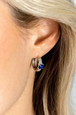 16mm ZINZI zilveren oorringen, bezet met vierkant geslepen saffierblauwe kleursteen en witte zirconia's. Met luxe scharniersluiting 16x3mm ZIO2453