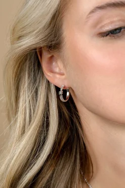 19mm ZINZI zilveren oorringen met speelse twist en knoop. Luxe klapsluiting ZIO2680