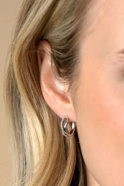 15mm ZINZI zilveren oorringen organisch gevormd met twee golvende banen, waarvan één bezet met witte zirconia's, met luxe klapsluiting ZIO2629