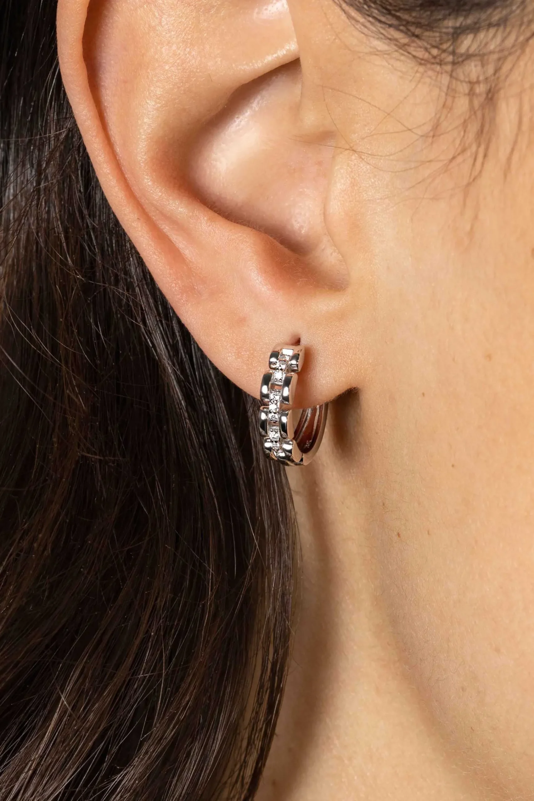 16mm ZINZI zilveren oorringen met rolex-style schakels en middenbaan bezet met witte zirconia's, met luxe klapsluiting 16x4mm ZIO2504
