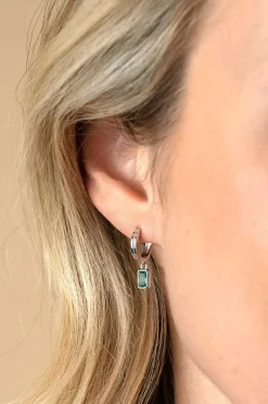 11mm ZINZI zilveren oorringen met bungelend rechthoekige hangers bezet met petrol blauwe kleurstenen ZIO2614