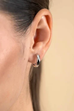 15mm ZINZI zilveren oorringen met gladde ronde buis van 4mm breed en luxe klapsluiting ZIO2565