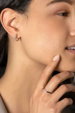 15mm ZINZI zilveren oorringen in leuke hexagon vorm bezet met witte zirconia's, met luxe klapsluiting 15x2mm ZIO2433