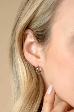 15mm ZINZI zilveren oorringen organisch gevormd met luxe klapsluiting ZIO2627