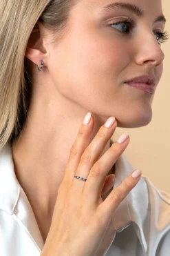 12mm ZINZI zilveren oorringen bezet met ronde witte zirconia's en donkerblauwe kleurstenen 2mm buisdikte met luxe klapsluiting ZIO2559