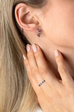 12mm ZINZI zilveren oorringen bezet met ronde witte zirconia's en donkerblauwe kleurstenen 2mm buisdikte met luxe klapsluiting ZIO2559