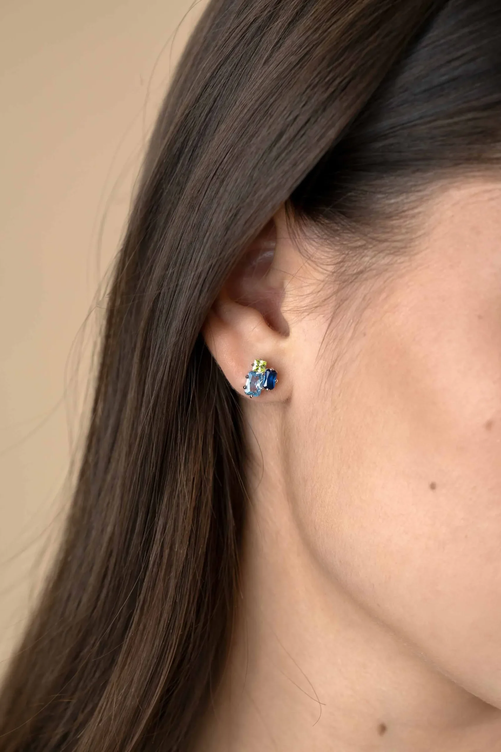 10mm ZINZI zilveren oorstekers rechthoekige vormen, bezet met licht groene en blauwe kleurstenen ZIO2496