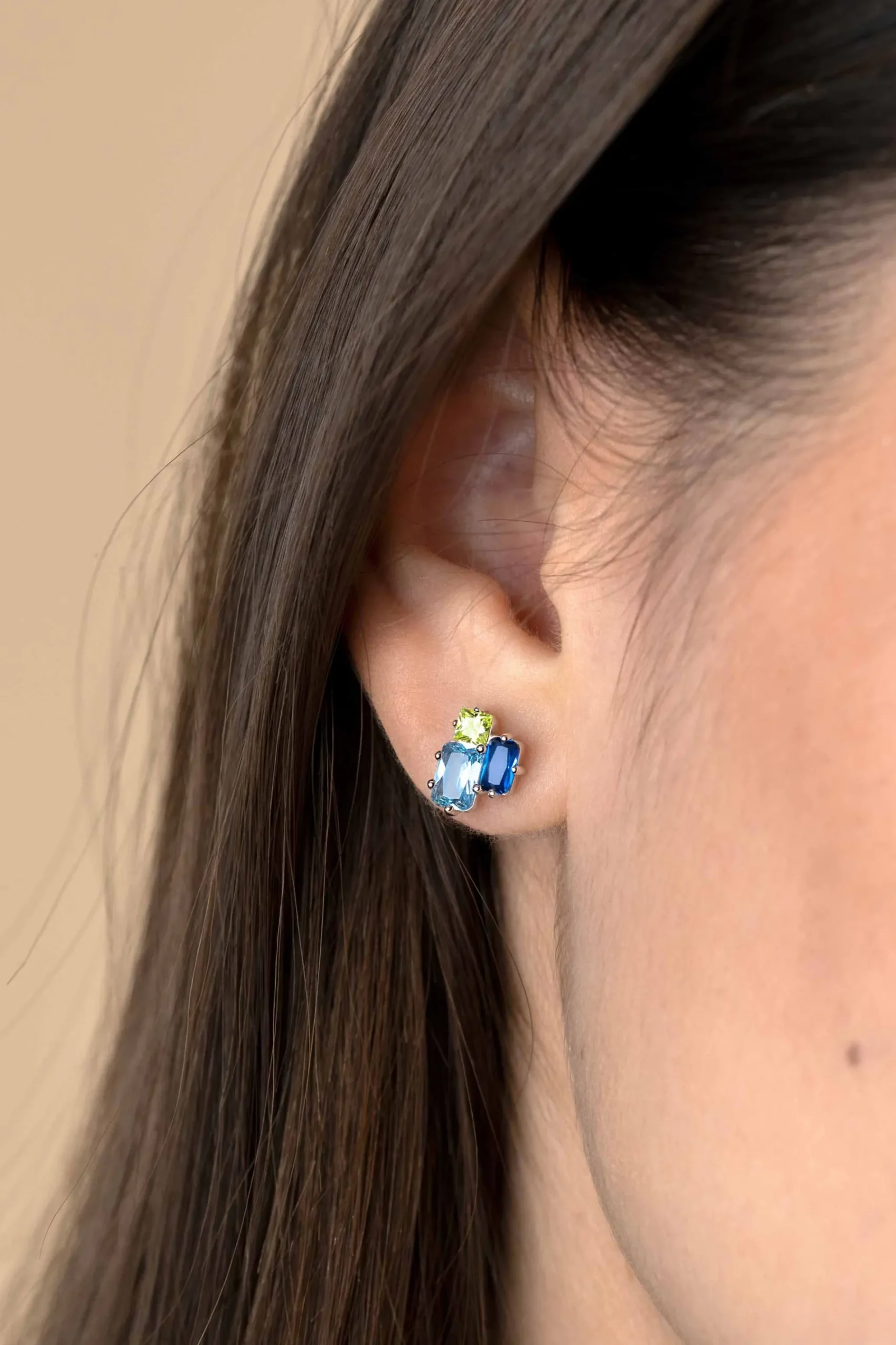 10mm ZINZI zilveren oorstekers rechthoekige vormen, bezet met licht groene en blauwe kleurstenen ZIO2496