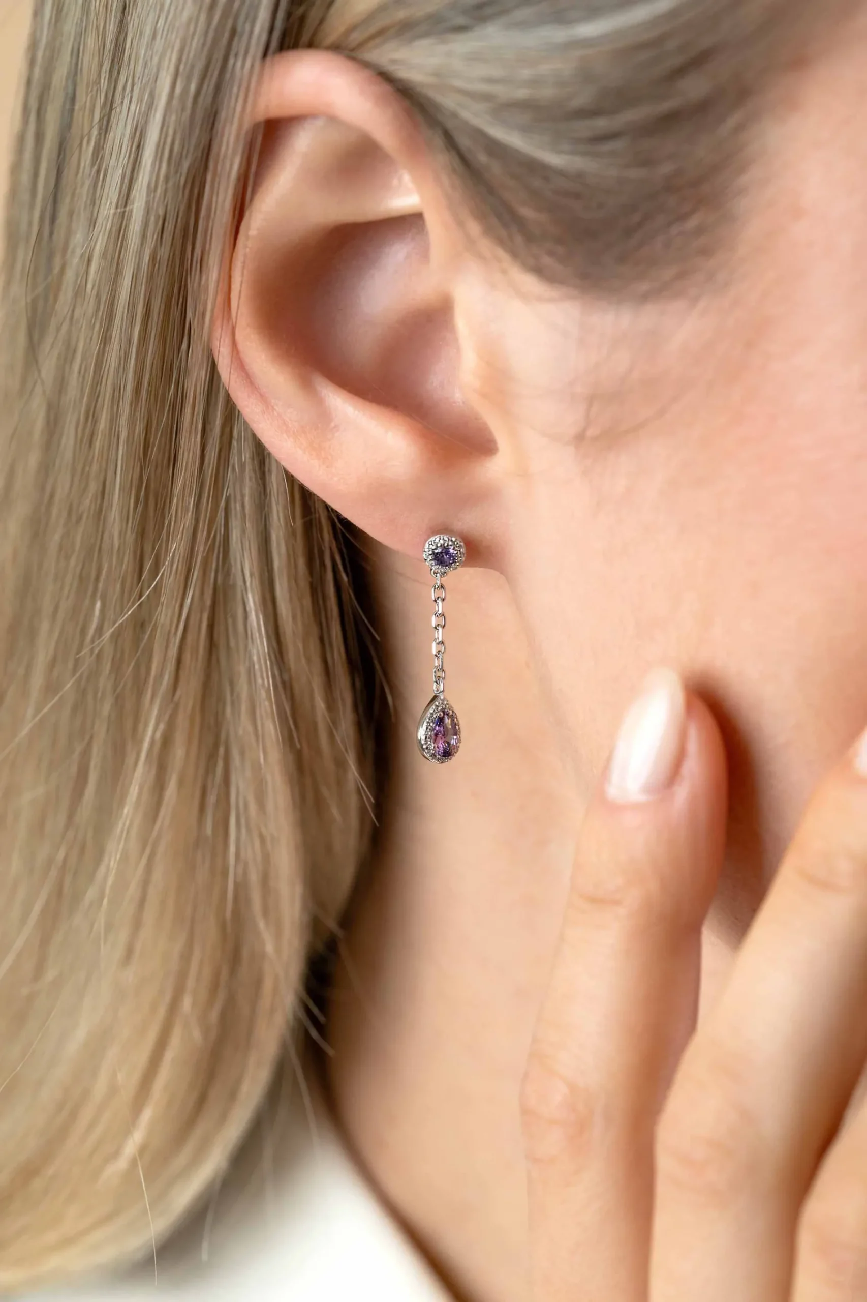 25mm ZINZI zilveren oorstekers met schakelkettinkje en druppelvormige paarse kleursteen en witte zirconia's ZIO2561