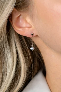 26mm ZINZI zilveren oorstekers met kettinkje en een bungelende ronde witte zirkonia ZIO2660