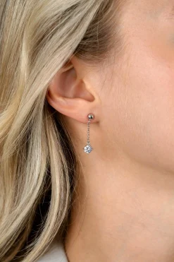 26mm ZINZI zilveren oorstekers met kettinkje en een bungelende ronde witte zirkonia ZIO2660